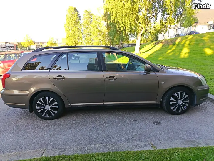 Myydään Toyota Avensis farmare 2004