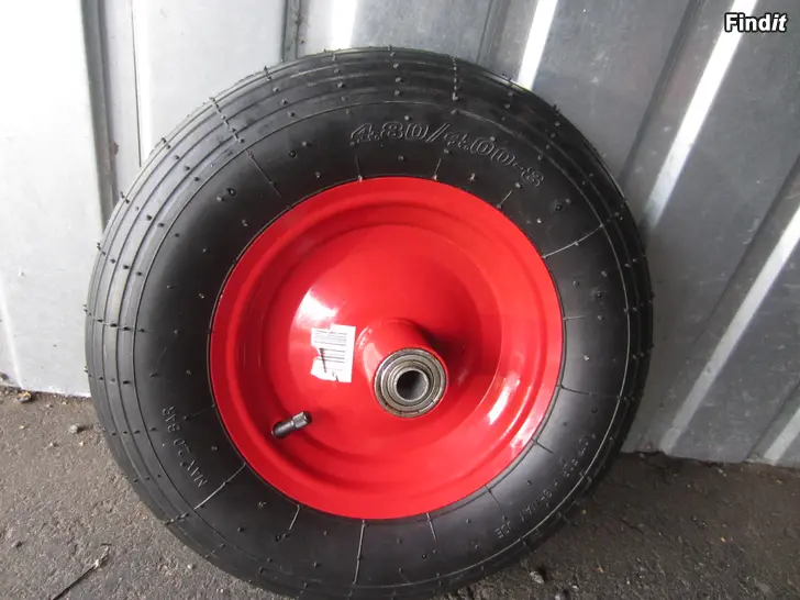 Myydään Uusi rengas,metallivanteella