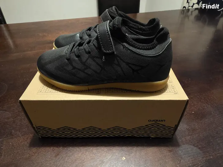 Säljes Nya umbro inneskor st 31