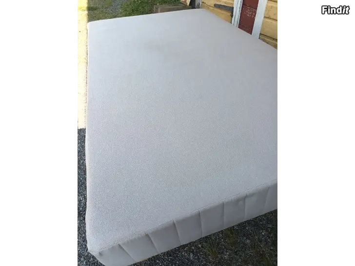 Myydään 120cm leveä runkopatjasänky