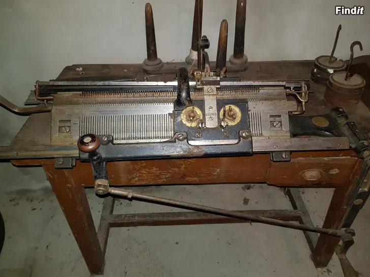 Säljes Gammal antik stickmaskin Claes  Flentje
