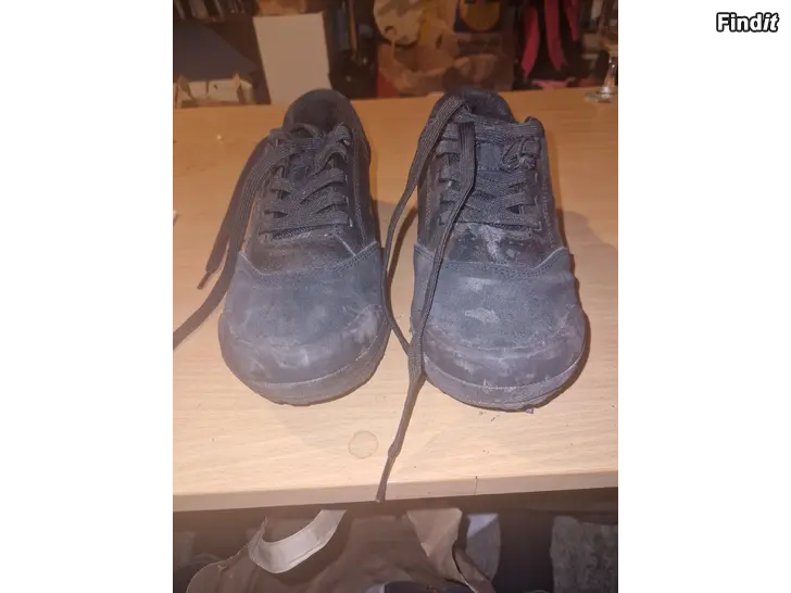Säljes Svarta sneakers i mocka och textil