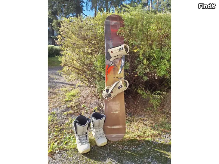 Säljes Säljes snowboardpaket inkl bindningar  skor