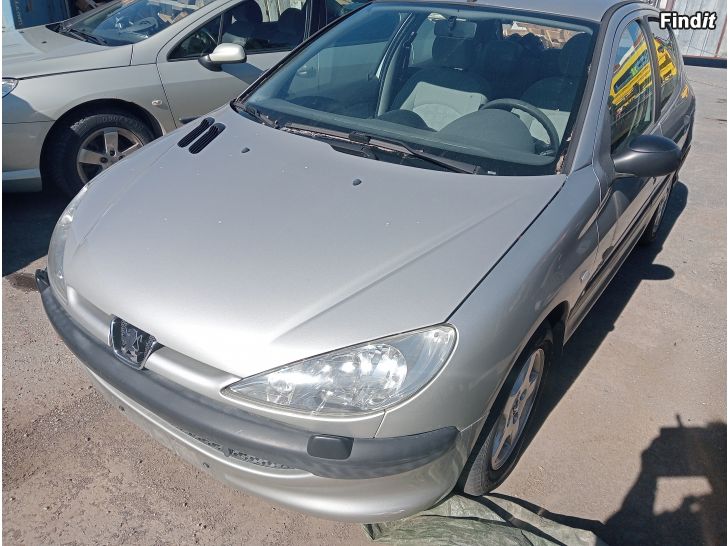 Myydään Peugeot 206 1,4 2005 manuaali varaosina