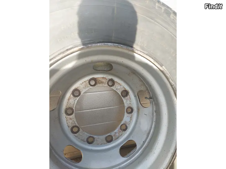 Säljes 2 st 11×22.5  Lastbilsdäck med fälg