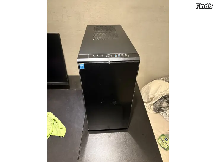 Myydään Skrivbords dator och tangentbord