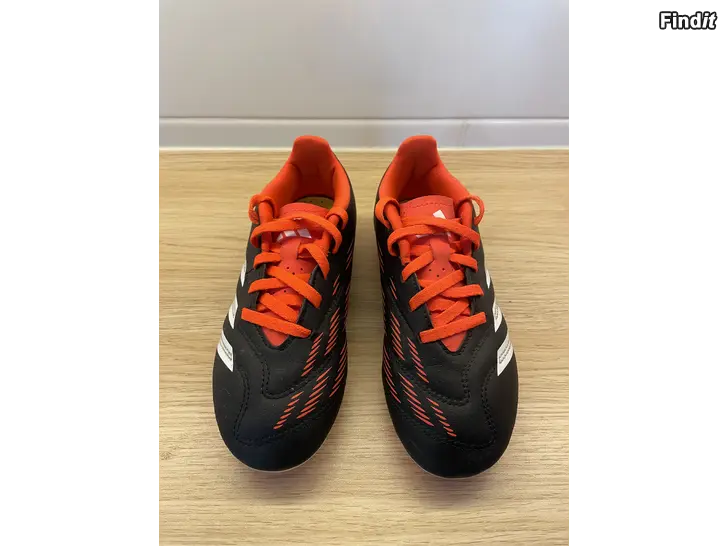 Säljes Adidas Predator Fotbollsskor Jalkapallokengät