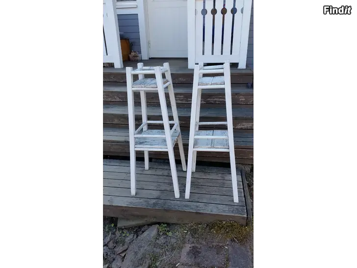 Myydään Puinen kukkateline valkoinen 2kpl  yhteishintaan 15e