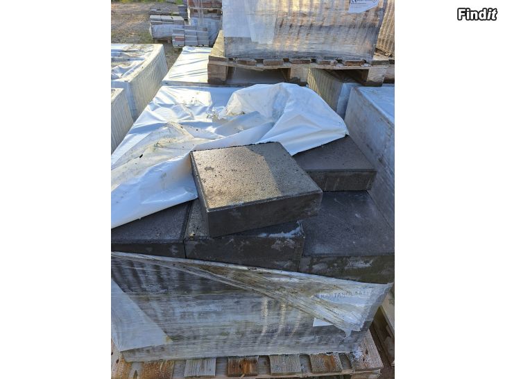 Myydään Mustia betonilaattoja II-laatu
