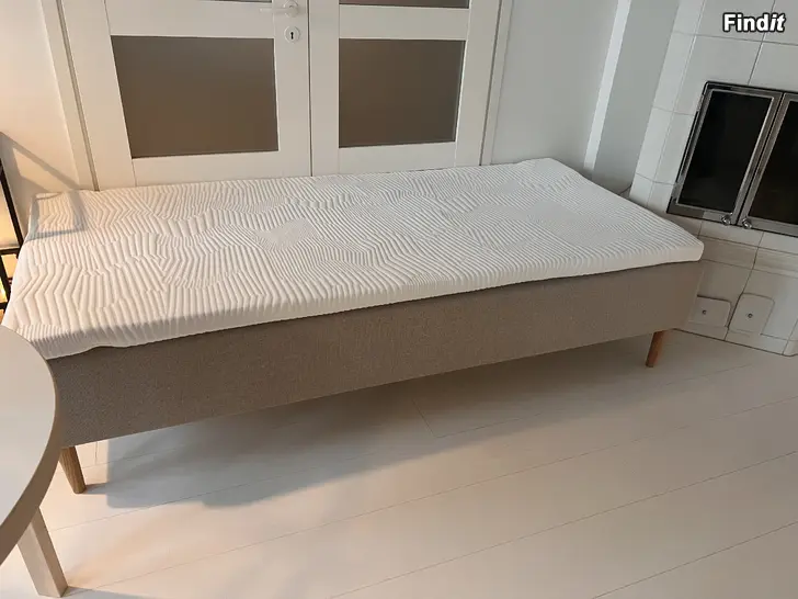Säljes SÄNG OANVÄND 90 x 200