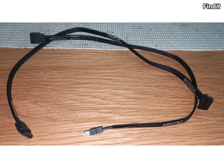 Myydään 2 x SATA Serial-ATA datakaapeli
