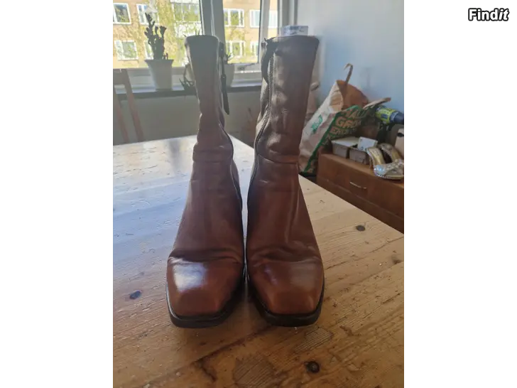 Myydään Bruna läderstövlar med klack st 36