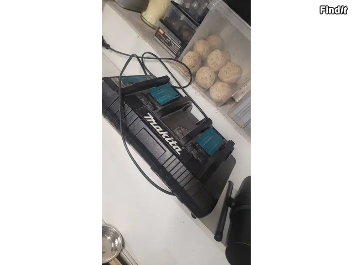 Myydään Makita laturi + 2kpl akkua