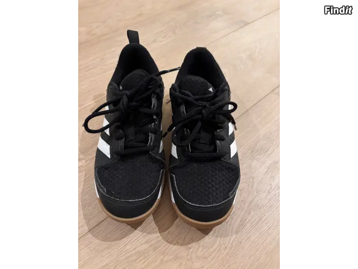 Säljes Adidas inneskor