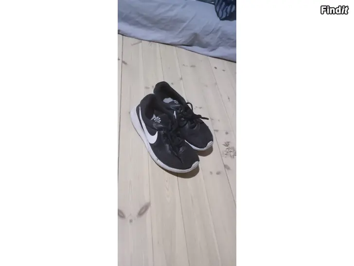 Säljes NIKE SKOAR STORLEK 44