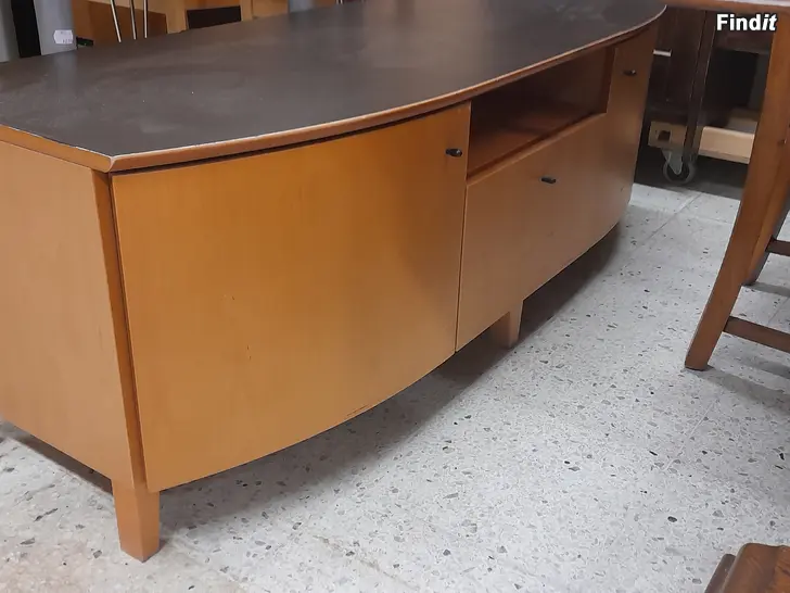 Säljes Avlångt byrå med 2 skåp o en låda