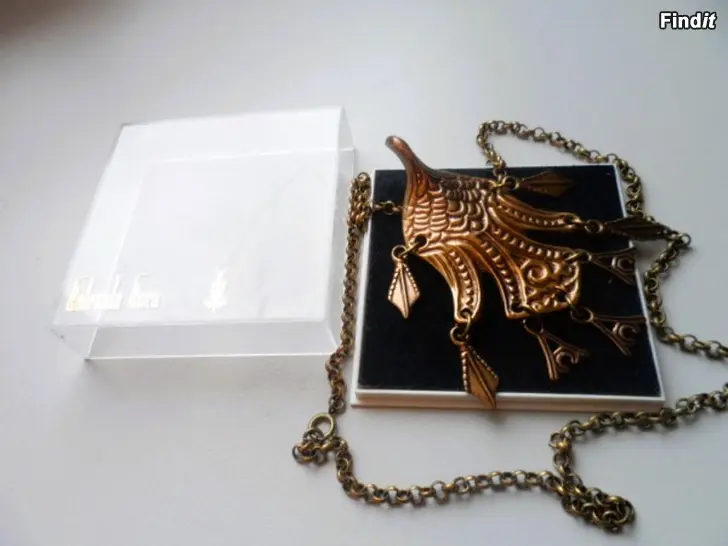 Säljes Kalevala Uhtuan sotka kookas riipus-solki käyttämätön