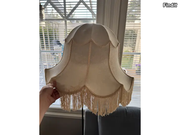 Säljes Lampskärm till golvlampa