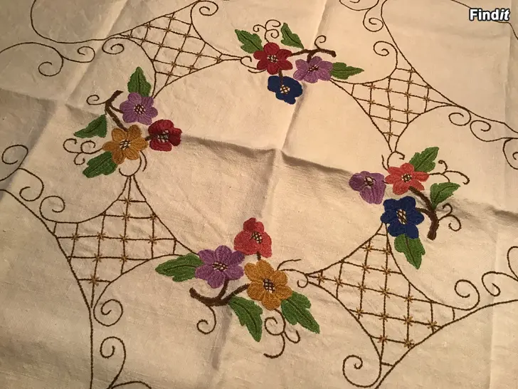 Säljes 2 St Vackra välsydda/broderade linnedukar