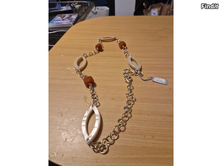 Säljes Halsband . . . . . 