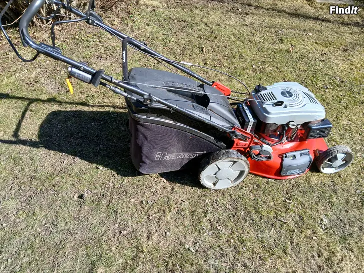 Myydään Ruohonleikkuri vetävä kerääjällä