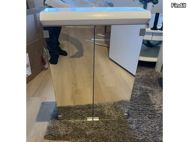 Myydään 50cm spegelskåp i stål