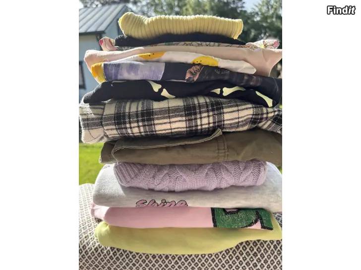 Myydään Klädpaket för flicka stl. 134/140