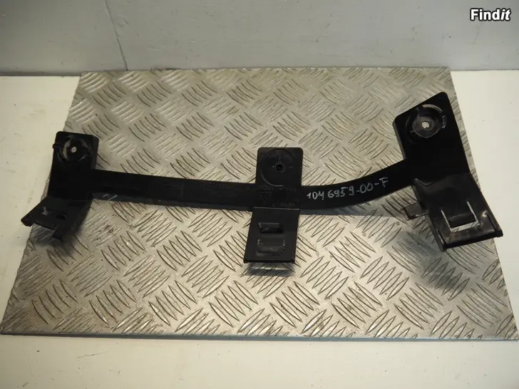 Myydään Tesla Model X 16-22 sisempi ajovalon kiinnike vasen 104695900F  - 1046959-00-F