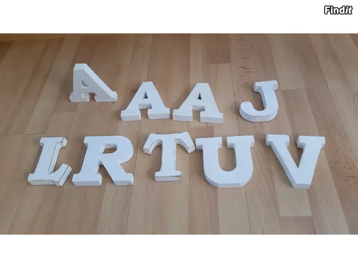 Myydään puiset maalatut kirjaimet