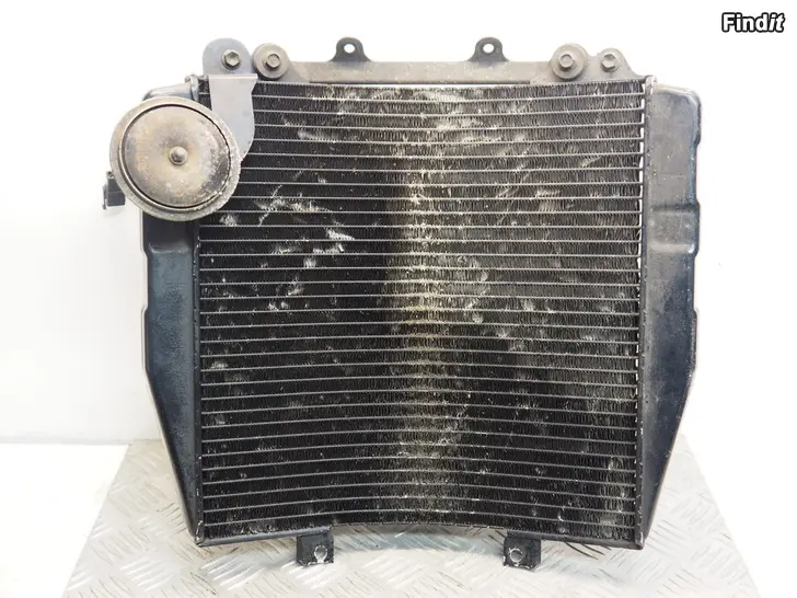 Myydään Suzuki GSXR 1100 93-94 jäähdyttäjä 422130-4710 Denso Radiator