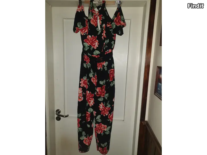 Myydään Musta / punainen-värit kukkajumpsuit M/40