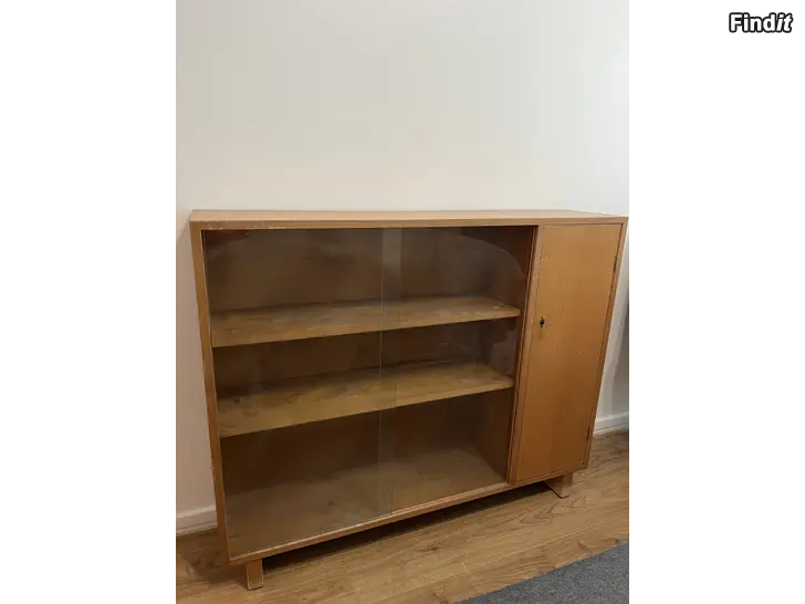 Säljes Glasvitrin