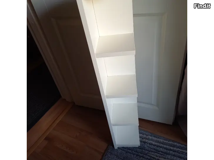 Myydään Valkoinen hyllykkö
