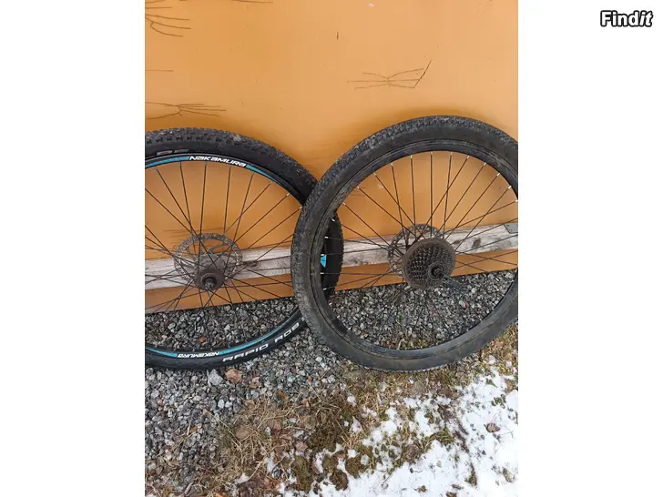Myydään 26 tums fälgar me ringar