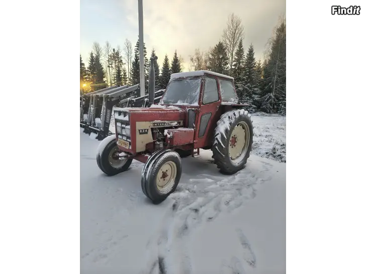 Myydään TRAKTOR IH 824
