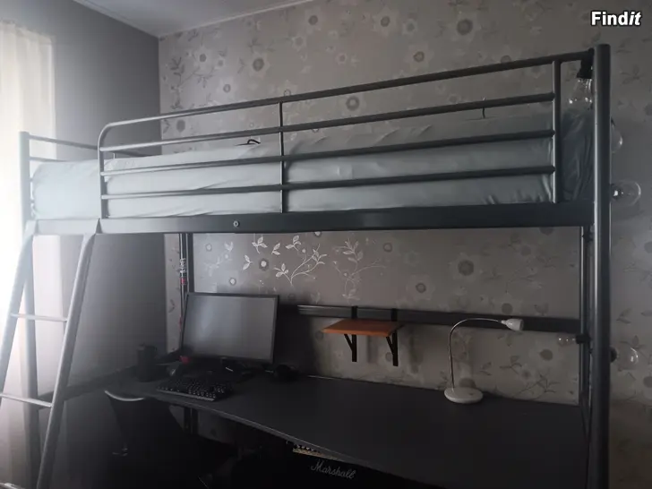 Säljes Ikea loftsäng med bordsskiva