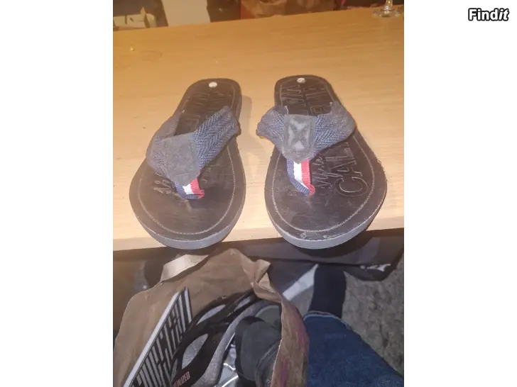 Säljes Svarta flip-flops med blått tygband