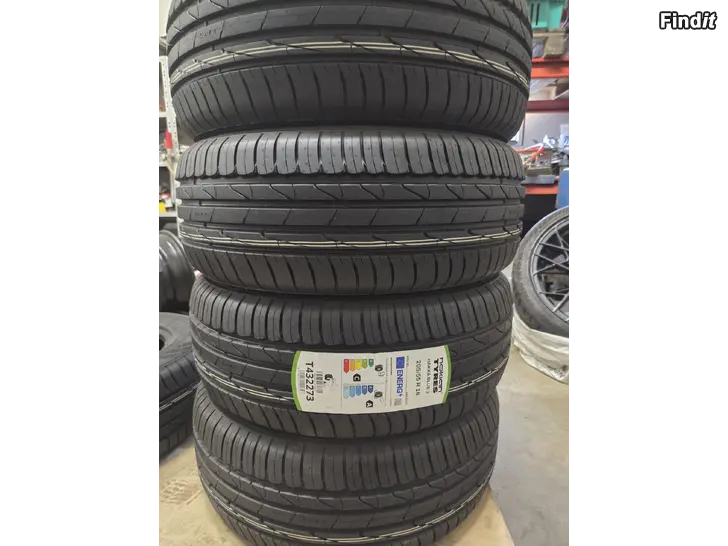Myydään Nokian Hakka Blue 3 205/55 16