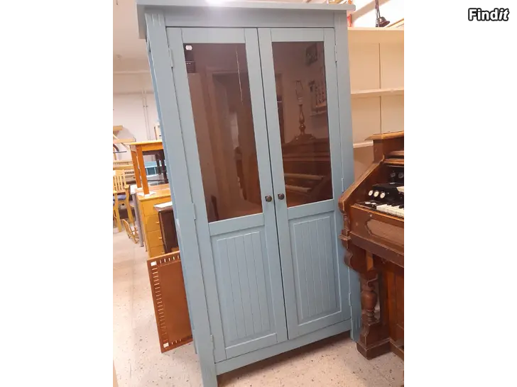 Säljes Turkosfärgad skåp med halva glasdörr