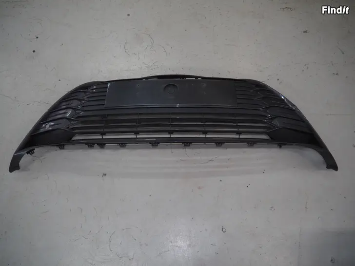 Myydään Toyota Yaris 17-20 puskurin säleikkö grill 53102-0D130 531020D130