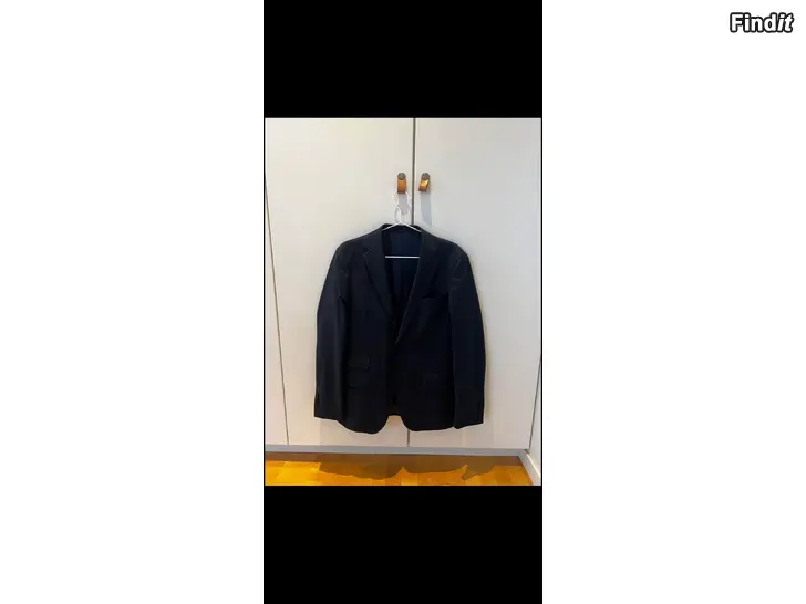 Myydään Mörkblå kostym