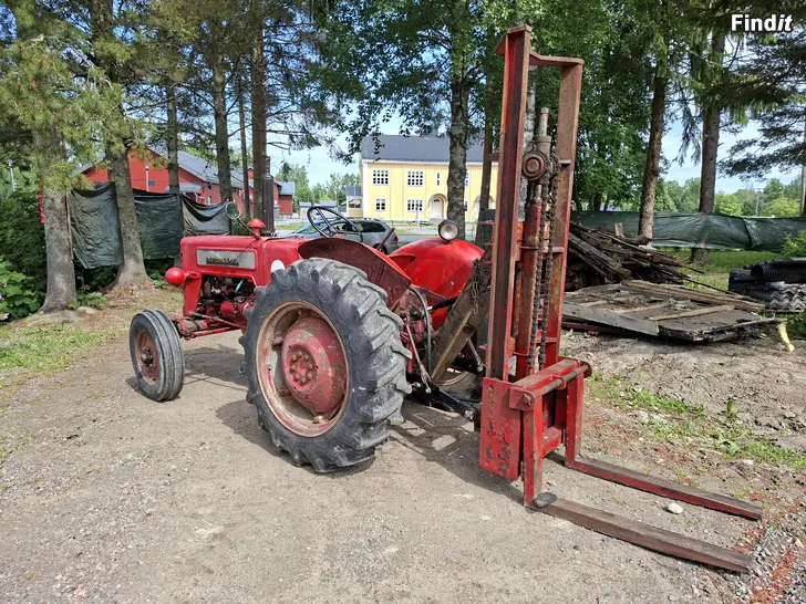 Myydään International 275B