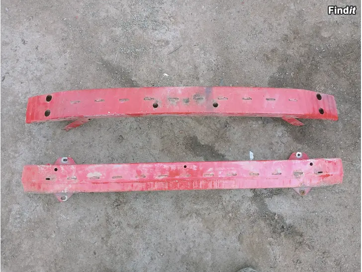 Myydään Toyota Corolla 5D HB 2001 puskuri tukipalkkit