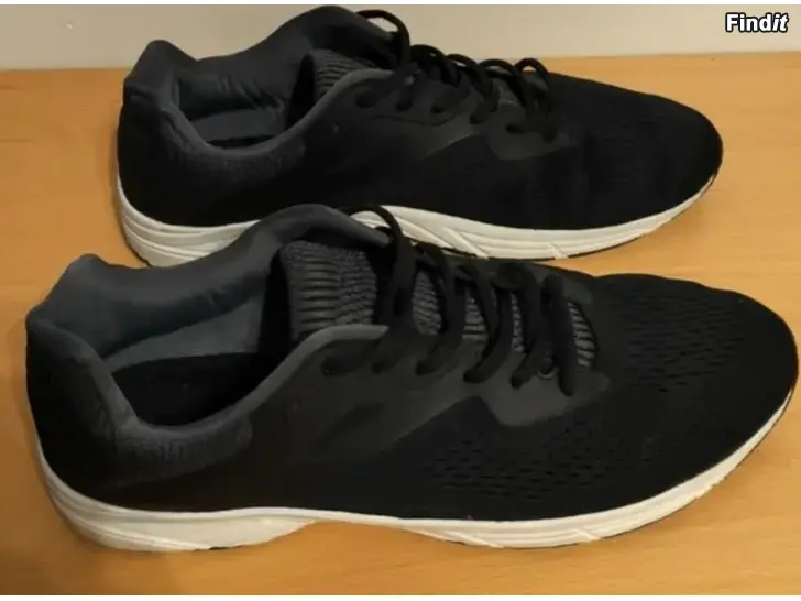 Myydään Miesten juoksukengät Cooper