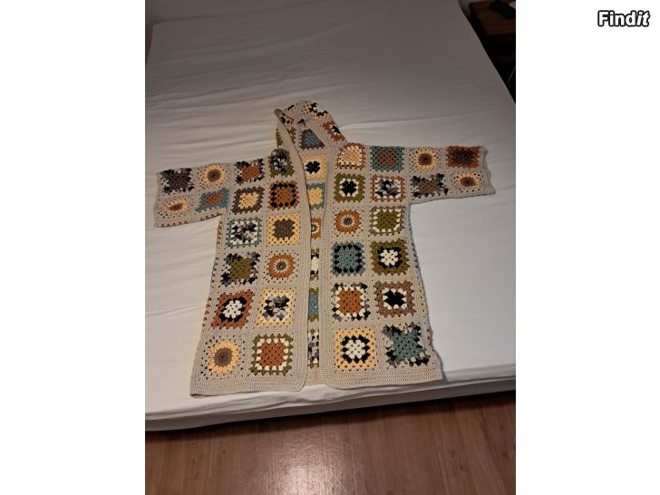 Myydään Isoäidinneliö takki