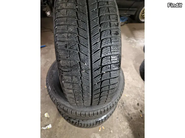Myydään 225/50/17 michelin kitkarenkaat 7mm