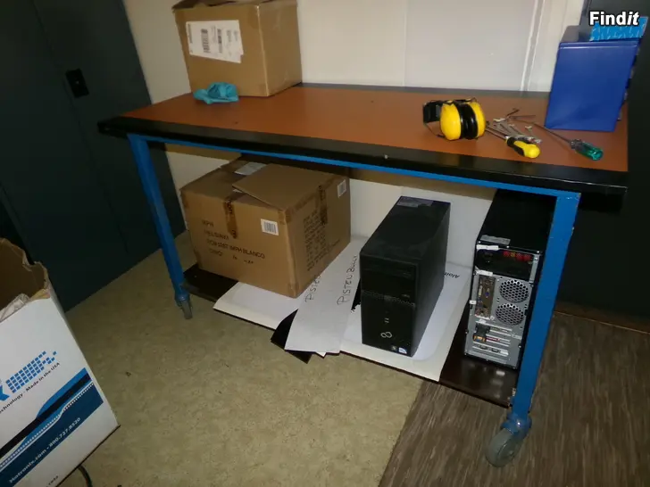 Säljes Skåp arbetsbord och hyllor  till förråd och garage