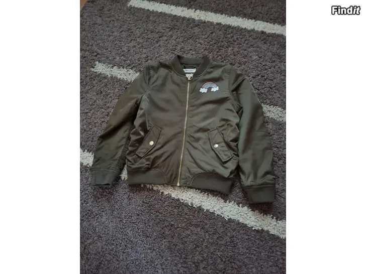 Säljes Olivgrön lättfodrad jacka storlek 134