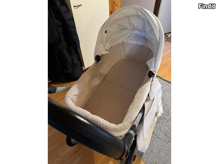Säljes Stor rymlig barnvagn med sittdel