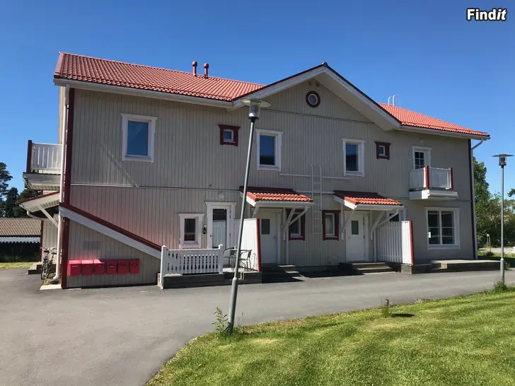 Uthyres Ljus och modern radhuslägenhet med fjärrvärme i Dragnäsbäck 3 rum + kök + 2 badrum, ca 70 m² Uthyres Ljus och modern radhuslägenhet med fjärrvärme i Dragnäsbäck 3 rum + kök + 2 badrum, ca 70 m²